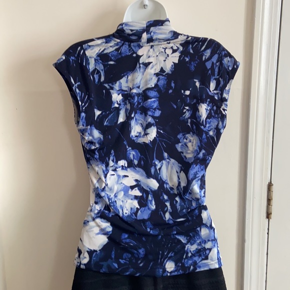 Flattering crossed top - Picture 2 of 3